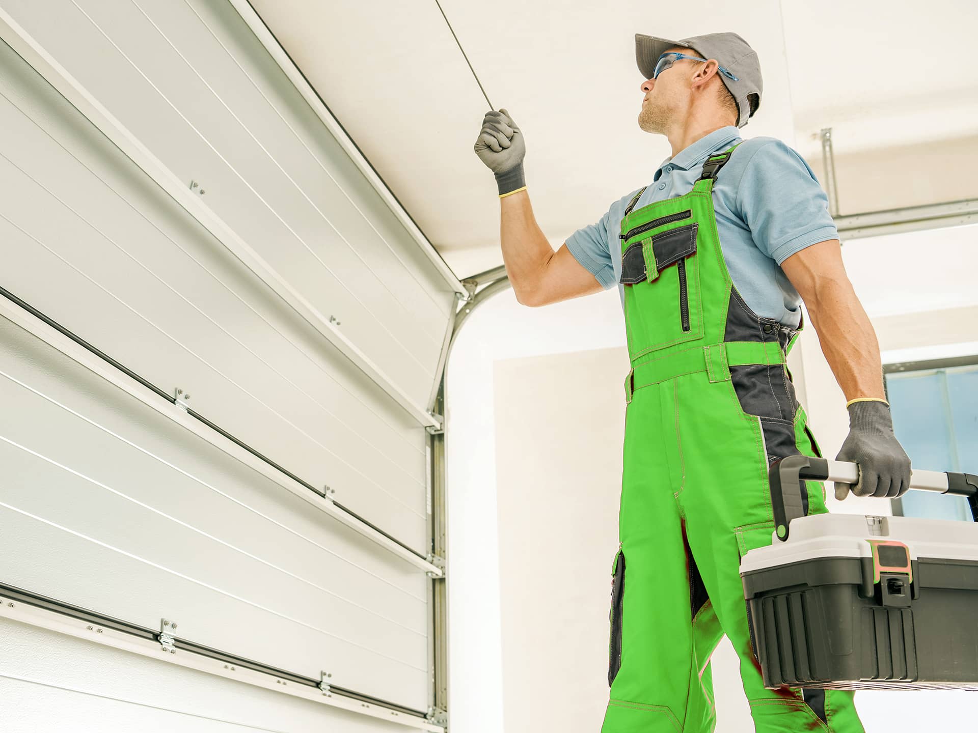 Montage und Wartung eines Garagentores von Innen