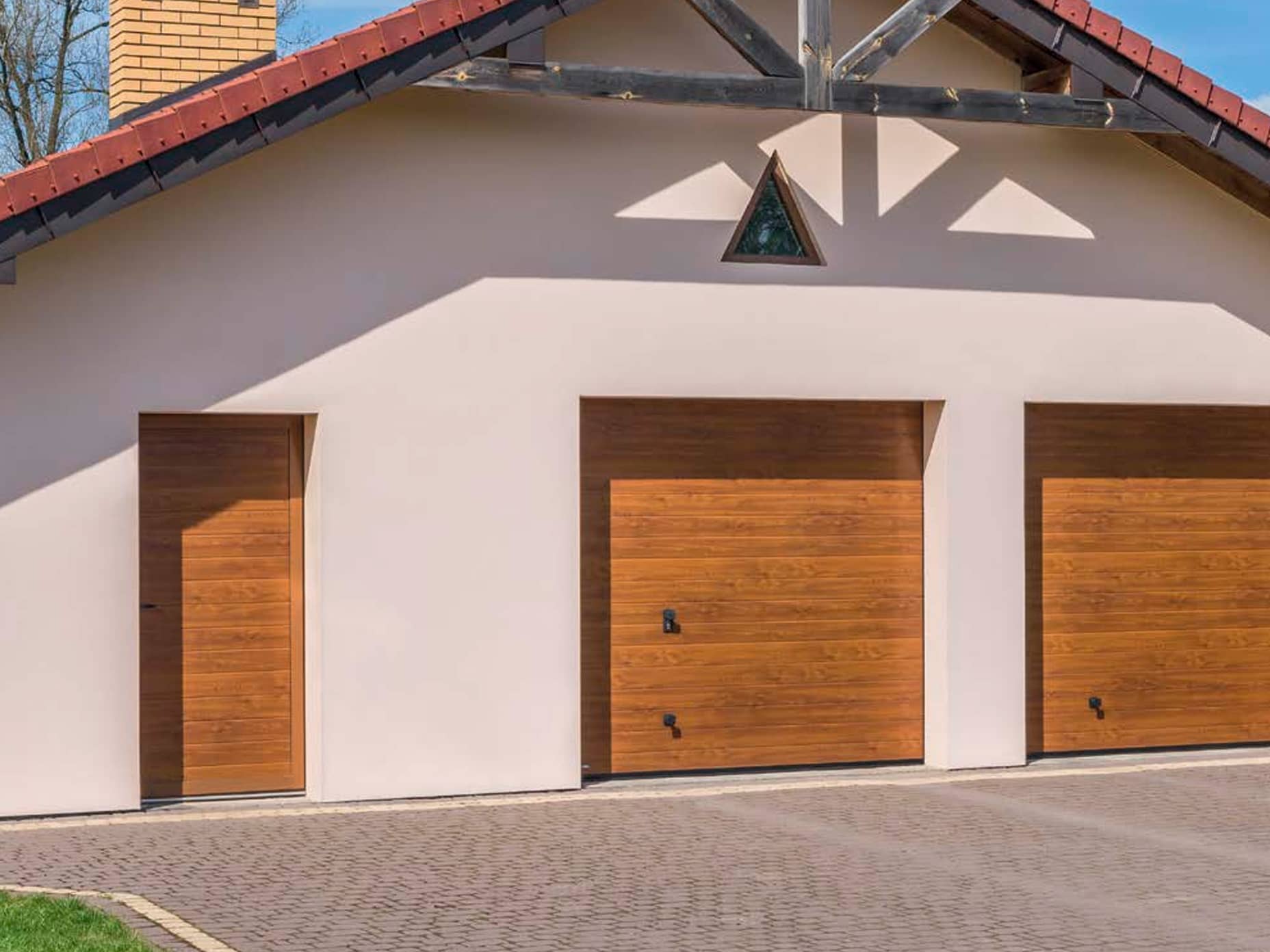 Nebeneingangstuer braun in Holzoptik